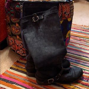 Black boots with blue zipper